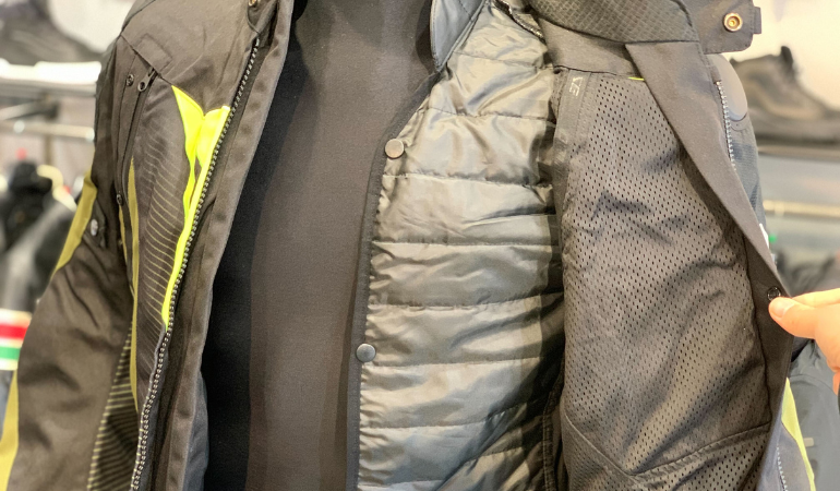 SUPER SPRINT D-DRY JACKETとは？3シーズン対応防水ジャケットの魅力